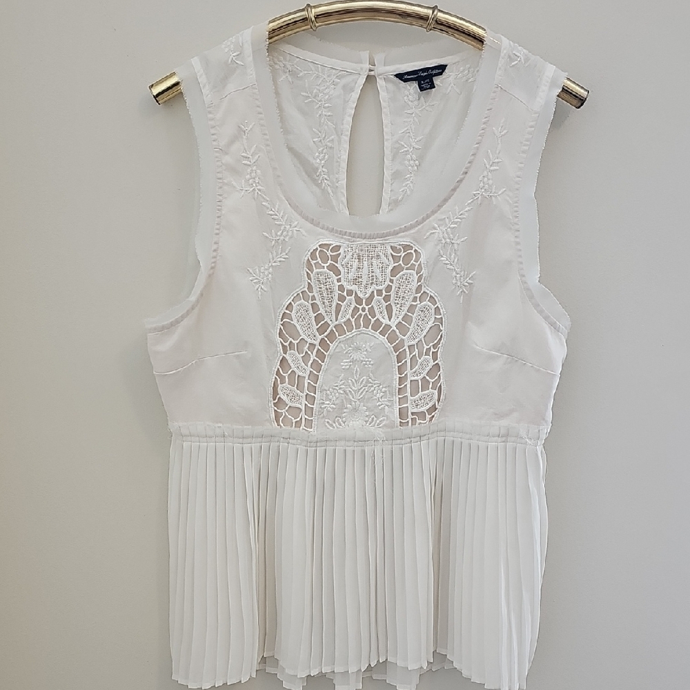 American Eagle Elegant White Sleeveless Lace Top With Acordian Pleats. Size XL